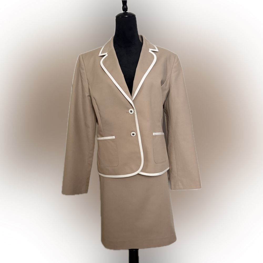 Women's TAHARI classic suit set; blazer & skirt. Tan with white piping Size 14